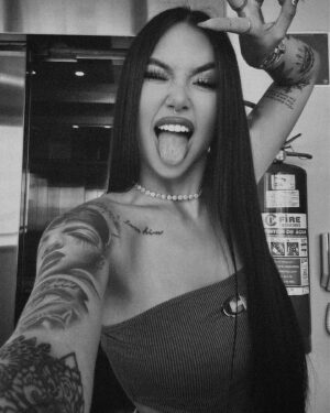 Victoria Macan Instagram - Fate loves the fearless 🫀

#tattoogirl #alternative #fearless