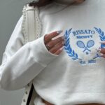 Victoria Macan Instagram - Difícil demais escolher uma foto só… porque todas ficam perfeitas com meu conjuntinho estiloso e confortável da @risclothing 🤍 A @risclothing é uma marca de confecção própria e super autêntica, trazendo muitas opções estilosas e naquele vibe aesthetic que a gente ama hahhaah ✨ O que acharam? Consegui um cupom de desconto pra vocês: VIC10 APROVEITEM 🥹🥹🥹 @midcreators