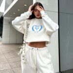 Victoria Macan Instagram - Difícil demais escolher uma foto só… porque todas ficam perfeitas com meu conjuntinho estiloso e confortável da @risclothing 🤍 A @risclothing é uma marca de confecção própria e super autêntica, trazendo muitas opções estilosas e naquele vibe aesthetic que a gente ama hahhaah ✨ O que acharam? Consegui um cupom de desconto pra vocês: VIC10 APROVEITEM 🥹🥹🥹 @midcreators