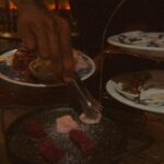 Victoria Macan Instagram - Fui conhecer o @hannoverfondue, o restaurante número 1 da minha comida favorita da vida: FONDUE 🤍 Por ser minha comida predileta, já provei em vários lugares, mas nenhum se compara ao Hannover! Simplesmente o fondue mais completo e gostoso que eu já comi.. ✨ Além da comida de altíssima qualidade, o Hannover oferece muito mais que um jantar, mas sim uma experiência. Tem até violinista que passa pelas mesas elevando ainda mais o seu jantar. O ambiente clássico, muito bem decorado faz você se sentir uma rainha na hora do seu banquete 👸🏻✨ Eles começam a sequência por uma entrada de pães de fermentação natural feitos na casa, com vários tipos de geleias e manteigas diferentonas, (destaque especial para a manteiga de caramelo salgado que tava surreal), depois vem o primeiro fondue da sequência, o de queijo com muuuuitos tipos de acompanhamento (até pão de queijo tem 😨), e então vamos para o principal, o fondue de carnes com os melhores molhos possíveis 😮‍💨 eeeeee pra fechar com chave de ouro: minha parte favoritaaaaaa, fondue doce ♥️ Provei o mais novo lançamento que é o fondue de Ferrero Rocher, que é de ouuuuuutro mundo, e também provei o de doce de leite e o de leite ninho que talvez tenha sido o meu favvvv ✨ Fui feliz demais nesse jantar viu? @hannoverfondue posso voltar já na semana que vem? 😂 PS. Ta rolando oferta dessa mesma sequência que comi, vou deixar o link nos storiesssss 👌🏼