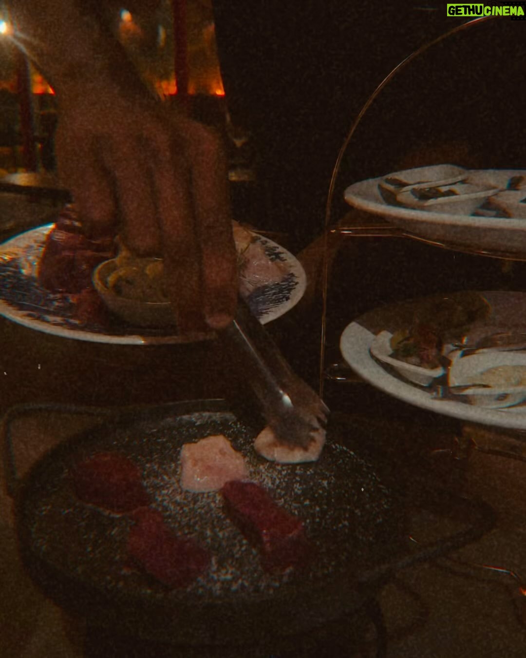 Victoria Macan Instagram - Fui conhecer o @hannoverfondue, o restaurante número 1 da minha comida favorita da vida: FONDUE 🤍 Por ser minha comida predileta, já provei em vários lugares, mas nenhum se compara ao Hannover! Simplesmente o fondue mais completo e gostoso que eu já comi.. ✨ Além da comida de altíssima qualidade, o Hannover oferece muito mais que um jantar, mas sim uma experiência. Tem até violinista que passa pelas mesas elevando ainda mais o seu jantar. O ambiente clássico, muito bem decorado faz você se sentir uma rainha na hora do seu banquete 👸🏻✨ Eles começam a sequência por uma entrada de pães de fermentação natural feitos na casa, com vários tipos de geleias e manteigas diferentonas, (destaque especial para a manteiga de caramelo salgado que tava surreal), depois vem o primeiro fondue da sequência, o de queijo com muuuuitos tipos de acompanhamento (até pão de queijo tem 😨), e então vamos para o principal, o fondue de carnes com os melhores molhos possíveis 😮💨 eeeeee pra fechar com chave de ouro: minha parte favoritaaaaaa, fondue doce ♥️ Provei o mais novo lançamento que é o fondue de Ferrero Rocher, que é de ouuuuuutro mundo, e também provei o de doce de leite e o de leite ninho que talvez tenha sido o meu favvvv ✨ Fui feliz demais nesse jantar viu? @hannoverfondue posso voltar já na semana que vem? 😂 PS. Ta rolando oferta dessa mesma sequência que comi, vou deixar o link nos storiesssss 👌🏼