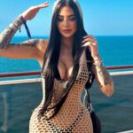 Victoria Macan Instagram - Dumpzin de alguns momentos mágicos no navio da @sotrackboa by @promoacaooficial ✨ Quem me acompanha sabe o quanto eu AMO fazer cruzeiros… temáticos então: ♥️♥️♥️ e juntando minha MAIOR paixão que é a música eletrônica não tinha como ser mais incrível 🥹 Surreal participar de um festival de música eletrônica LITERALMENTE NO OCEANO 😮‍💨 Obrigada por sempre me proporcionarem as MAIORES AVENTURAS em alto mar @promoacaooficial @paullobermini eu amo vcs 🥹🌊✨