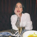 Victoria Macan Instagram - Fui conhecer o @hannoverfondue, o restaurante número 1 da minha comida favorita da vida: FONDUE 🤍 Por ser minha comida predileta, já provei em vários lugares, mas nenhum se compara ao Hannover! Simplesmente o fondue mais completo e gostoso que eu já comi.. ✨ Além da comida de altíssima qualidade, o Hannover oferece muito mais que um jantar, mas sim uma experiência. Tem até violinista que passa pelas mesas elevando ainda mais o seu jantar. O ambiente clássico, muito bem decorado faz você se sentir uma rainha na hora do seu banquete 👸🏻✨ Eles começam a sequência por uma entrada de pães de fermentação natural feitos na casa, com vários tipos de geleias e manteigas diferentonas, (destaque especial para a manteiga de caramelo salgado que tava surreal), depois vem o primeiro fondue da sequência, o de queijo com muuuuitos tipos de acompanhamento (até pão de queijo tem 😨), e então vamos para o principal, o fondue de carnes com os melhores molhos possíveis 😮‍💨 eeeeee pra fechar com chave de ouro: minha parte favoritaaaaaa, fondue doce ♥️ Provei o mais novo lançamento que é o fondue de Ferrero Rocher, que é de ouuuuuutro mundo, e também provei o de doce de leite e o de leite ninho que talvez tenha sido o meu favvvv ✨ Fui feliz demais nesse jantar viu? @hannoverfondue posso voltar já na semana que vem? 😂 PS. Ta rolando oferta dessa mesma sequência que comi, vou deixar o link nos storiesssss 👌🏼