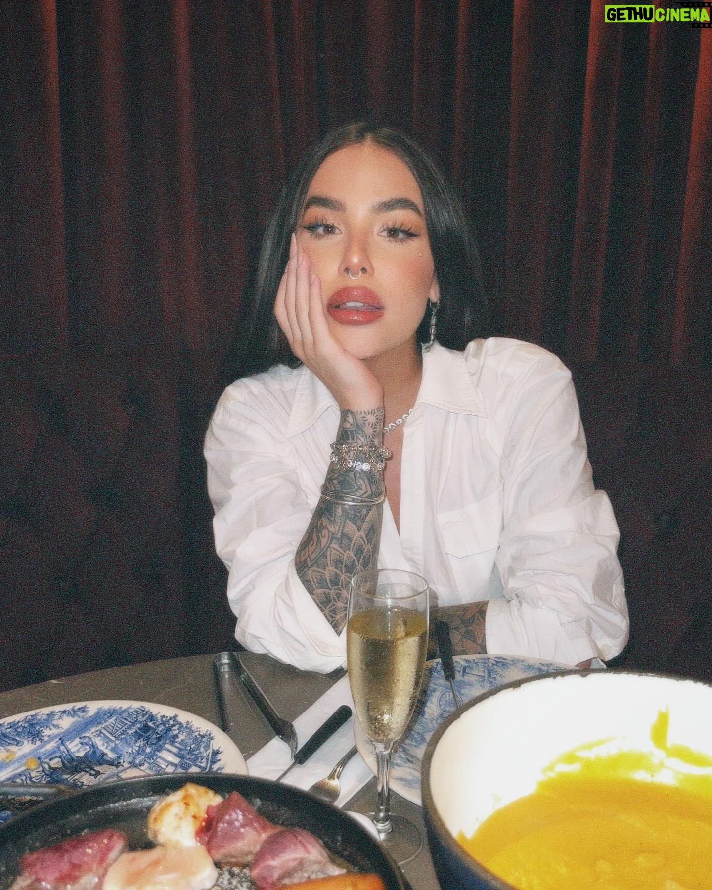 Victoria Macan Instagram - Fui conhecer o @hannoverfondue, o restaurante número 1 da minha comida favorita da vida: FONDUE 🤍 Por ser minha comida predileta, já provei em vários lugares, mas nenhum se compara ao Hannover! Simplesmente o fondue mais completo e gostoso que eu já comi.. ✨ Além da comida de altíssima qualidade, o Hannover oferece muito mais que um jantar, mas sim uma experiência. Tem até violinista que passa pelas mesas elevando ainda mais o seu jantar. O ambiente clássico, muito bem decorado faz você se sentir uma rainha na hora do seu banquete 👸🏻✨ Eles começam a sequência por uma entrada de pães de fermentação natural feitos na casa, com vários tipos de geleias e manteigas diferentonas, (destaque especial para a manteiga de caramelo salgado que tava surreal), depois vem o primeiro fondue da sequência, o de queijo com muuuuitos tipos de acompanhamento (até pão de queijo tem 😨), e então vamos para o principal, o fondue de carnes com os melhores molhos possíveis 😮💨 eeeeee pra fechar com chave de ouro: minha parte favoritaaaaaa, fondue doce ♥️ Provei o mais novo lançamento que é o fondue de Ferrero Rocher, que é de ouuuuuutro mundo, e também provei o de doce de leite e o de leite ninho que talvez tenha sido o meu favvvv ✨ Fui feliz demais nesse jantar viu? @hannoverfondue posso voltar já na semana que vem? 😂 PS. Ta rolando oferta dessa mesma sequência que comi, vou deixar o link nos storiesssss 👌🏼