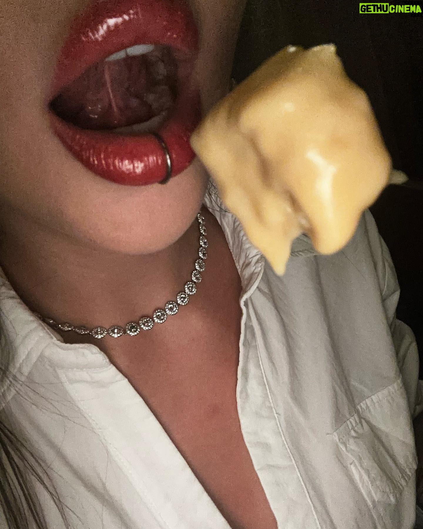 Victoria Macan Instagram - Fui conhecer o @hannoverfondue, o restaurante número 1 da minha comida favorita da vida: FONDUE 🤍 Por ser minha comida predileta, já provei em vários lugares, mas nenhum se compara ao Hannover! Simplesmente o fondue mais completo e gostoso que eu já comi.. ✨ Além da comida de altíssima qualidade, o Hannover oferece muito mais que um jantar, mas sim uma experiência. Tem até violinista que passa pelas mesas elevando ainda mais o seu jantar. O ambiente clássico, muito bem decorado faz você se sentir uma rainha na hora do seu banquete 👸🏻✨ Eles começam a sequência por uma entrada de pães de fermentação natural feitos na casa, com vários tipos de geleias e manteigas diferentonas, (destaque especial para a manteiga de caramelo salgado que tava surreal), depois vem o primeiro fondue da sequência, o de queijo com muuuuitos tipos de acompanhamento (até pão de queijo tem 😨), e então vamos para o principal, o fondue de carnes com os melhores molhos possíveis 😮💨 eeeeee pra fechar com chave de ouro: minha parte favoritaaaaaa, fondue doce ♥️ Provei o mais novo lançamento que é o fondue de Ferrero Rocher, que é de ouuuuuutro mundo, e também provei o de doce de leite e o de leite ninho que talvez tenha sido o meu favvvv ✨ Fui feliz demais nesse jantar viu? @hannoverfondue posso voltar já na semana que vem? 😂 PS. Ta rolando oferta dessa mesma sequência que comi, vou deixar o link nos storiesssss 👌🏼