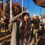 Victoria Macan Instagram - Dump de reeeespeito da @baobafestival que já deixou saudades 🥹 sorte que esses momentos vão ficar guardadinhos pra sempre na minha memória e no meu coração, e não poderiam ficar de fora do meu feed também 🤎 É muita doideira não ter passado nem um mês e já estar ansiosa pela próxima? 😮‍💨✨ VIDA LONGA @baobafestival! O line perfeito, palco gigante e suuuuper trabalhado projeções mais psicodélicas da vida… EXISTE!! AULASSSSSS AUUUUUR 🐺 Que venham as próximassssss ✨