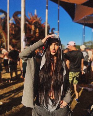 Victoria Macan Instagram - Dump de reeeespeito da @baobafestival que já deixou saudades 🥹 sorte que esses momentos vão ficar guardadinhos pra sempre na minha memória e no meu coração, e não poderiam ficar de fora do meu feed também 🤎 

É muita doideira não ter passado nem um mês e já estar ansiosa pela próxima? 😮‍💨✨ 

VIDA LONGA @baobafestival! 
O line perfeito, palco gigante e suuuuper trabalhado   projeções mais psicodélicas da vida… EXISTE!!

AULASSSSSS AUUUUUR 🐺
Que venham as próximassssss ✨