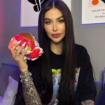 Victoria Macan Instagram - Todo dia é dia de @blez_br 💚🍔 Dessa vez decidi provar o BlezEgg e se tornou o meu favvv 🤤 já a @juliaragasse foi de BlezBacon 😮‍💨 e pra acompanhar as BC Fries que são meu vícioooo 🍟 eu amo demaissssss 🥰 CUPOM: 🍀 Consegui um cupom pra vocês: BLEZVIC 👉🏽 Nas comprar acima de R$50 você ganha um Blez Chicken 😍
