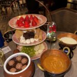 Victoria Macan Instagram - Fui conhecer o @hannoverfondue, o restaurante número 1 da minha comida favorita da vida: FONDUE 🤍 Por ser minha comida predileta, já provei em vários lugares, mas nenhum se compara ao Hannover! Simplesmente o fondue mais completo e gostoso que eu já comi.. ✨ Além da comida de altíssima qualidade, o Hannover oferece muito mais que um jantar, mas sim uma experiência. Tem até violinista que passa pelas mesas elevando ainda mais o seu jantar. O ambiente clássico, muito bem decorado faz você se sentir uma rainha na hora do seu banquete 👸🏻✨ Eles começam a sequência por uma entrada de pães de fermentação natural feitos na casa, com vários tipos de geleias e manteigas diferentonas, (destaque especial para a manteiga de caramelo salgado que tava surreal), depois vem o primeiro fondue da sequência, o de queijo com muuuuitos tipos de acompanhamento (até pão de queijo tem 😨), e então vamos para o principal, o fondue de carnes com os melhores molhos possíveis 😮‍💨 eeeeee pra fechar com chave de ouro: minha parte favoritaaaaaa, fondue doce ♥️ Provei o mais novo lançamento que é o fondue de Ferrero Rocher, que é de ouuuuuutro mundo, e também provei o de doce de leite e o de leite ninho que talvez tenha sido o meu favvvv ✨ Fui feliz demais nesse jantar viu? @hannoverfondue posso voltar já na semana que vem? 😂 PS. Ta rolando oferta dessa mesma sequência que comi, vou deixar o link nos storiesssss 👌🏼