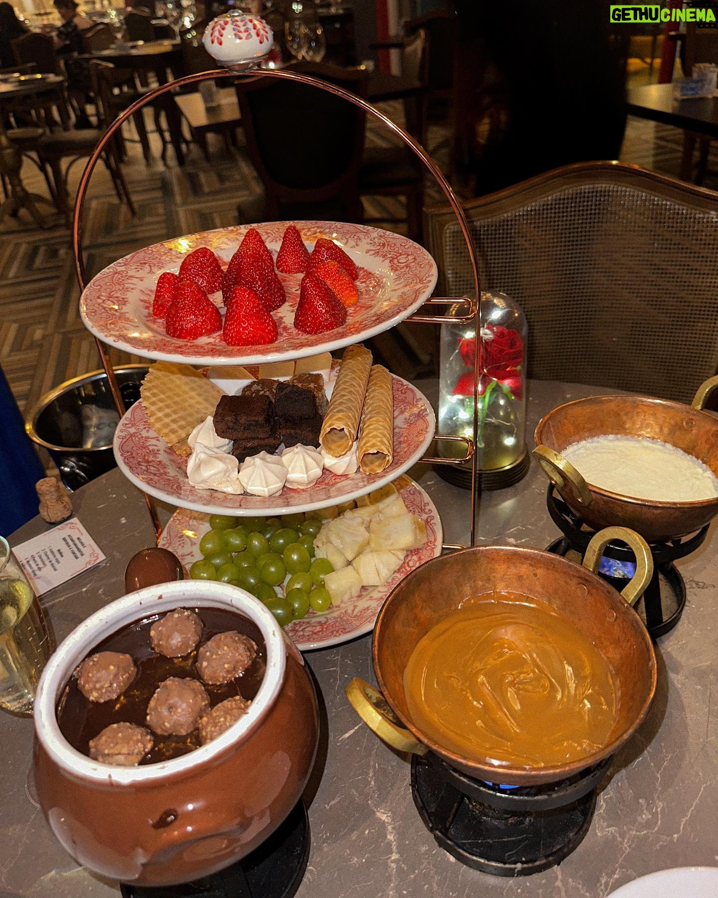 Victoria Macan Instagram - Fui conhecer o @hannoverfondue, o restaurante número 1 da minha comida favorita da vida: FONDUE 🤍 Por ser minha comida predileta, já provei em vários lugares, mas nenhum se compara ao Hannover! Simplesmente o fondue mais completo e gostoso que eu já comi.. ✨ Além da comida de altíssima qualidade, o Hannover oferece muito mais que um jantar, mas sim uma experiência. Tem até violinista que passa pelas mesas elevando ainda mais o seu jantar. O ambiente clássico, muito bem decorado faz você se sentir uma rainha na hora do seu banquete 👸🏻✨ Eles começam a sequência por uma entrada de pães de fermentação natural feitos na casa, com vários tipos de geleias e manteigas diferentonas, (destaque especial para a manteiga de caramelo salgado que tava surreal), depois vem o primeiro fondue da sequência, o de queijo com muuuuitos tipos de acompanhamento (até pão de queijo tem 😨), e então vamos para o principal, o fondue de carnes com os melhores molhos possíveis 😮💨 eeeeee pra fechar com chave de ouro: minha parte favoritaaaaaa, fondue doce ♥️ Provei o mais novo lançamento que é o fondue de Ferrero Rocher, que é de ouuuuuutro mundo, e também provei o de doce de leite e o de leite ninho que talvez tenha sido o meu favvvv ✨ Fui feliz demais nesse jantar viu? @hannoverfondue posso voltar já na semana que vem? 😂 PS. Ta rolando oferta dessa mesma sequência que comi, vou deixar o link nos storiesssss 👌🏼