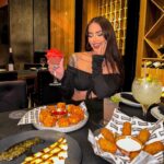Victoria Macan Instagram - Já que 2024 começou, eu não poderia deixar de dar aquela passada em um dos meus restaurantes favvv aqui de São Paulo: @noharsteakhouse 🫶🏼 O ambiente é perfeito e muito amplo (são três andares 😨), o atendimento é nota mil… mas o que ganhou o meu coração é a carta de drinks autorais com Gin da própria casa 👉🏽 @nibbebidas! O cardápio é variadíssimo, as entradas roubam a cena demais, mas as carnes são o carro chefe da casa, então vai com fome pra poder provar um pouquinho de tudo 😂✨ Dessa vez comi tanto que nem deixei espaço pra sobremesa sabe o que isso significa @noharsteakhouse? Que logo eu tô de volta hein? Hahahah 🤍