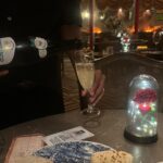 Victoria Macan Instagram - Fui conhecer o @hannoverfondue, o restaurante número 1 da minha comida favorita da vida: FONDUE 🤍 Por ser minha comida predileta, já provei em vários lugares, mas nenhum se compara ao Hannover! Simplesmente o fondue mais completo e gostoso que eu já comi.. ✨ Além da comida de altíssima qualidade, o Hannover oferece muito mais que um jantar, mas sim uma experiência. Tem até violinista que passa pelas mesas elevando ainda mais o seu jantar. O ambiente clássico, muito bem decorado faz você se sentir uma rainha na hora do seu banquete 👸🏻✨ Eles começam a sequência por uma entrada de pães de fermentação natural feitos na casa, com vários tipos de geleias e manteigas diferentonas, (destaque especial para a manteiga de caramelo salgado que tava surreal), depois vem o primeiro fondue da sequência, o de queijo com muuuuitos tipos de acompanhamento (até pão de queijo tem 😨), e então vamos para o principal, o fondue de carnes com os melhores molhos possíveis 😮‍💨 eeeeee pra fechar com chave de ouro: minha parte favoritaaaaaa, fondue doce ♥️ Provei o mais novo lançamento que é o fondue de Ferrero Rocher, que é de ouuuuuutro mundo, e também provei o de doce de leite e o de leite ninho que talvez tenha sido o meu favvvv ✨ Fui feliz demais nesse jantar viu? @hannoverfondue posso voltar já na semana que vem? 😂 PS. Ta rolando oferta dessa mesma sequência que comi, vou deixar o link nos storiesssss 👌🏼