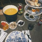 Victoria Macan Instagram - Fui conhecer o @hannoverfondue, o restaurante número 1 da minha comida favorita da vida: FONDUE 🤍 Por ser minha comida predileta, já provei em vários lugares, mas nenhum se compara ao Hannover! Simplesmente o fondue mais completo e gostoso que eu já comi.. ✨ Além da comida de altíssima qualidade, o Hannover oferece muito mais que um jantar, mas sim uma experiência. Tem até violinista que passa pelas mesas elevando ainda mais o seu jantar. O ambiente clássico, muito bem decorado faz você se sentir uma rainha na hora do seu banquete 👸🏻✨ Eles começam a sequência por uma entrada de pães de fermentação natural feitos na casa, com vários tipos de geleias e manteigas diferentonas, (destaque especial para a manteiga de caramelo salgado que tava surreal), depois vem o primeiro fondue da sequência, o de queijo com muuuuitos tipos de acompanhamento (até pão de queijo tem 😨), e então vamos para o principal, o fondue de carnes com os melhores molhos possíveis 😮‍💨 eeeeee pra fechar com chave de ouro: minha parte favoritaaaaaa, fondue doce ♥️ Provei o mais novo lançamento que é o fondue de Ferrero Rocher, que é de ouuuuuutro mundo, e também provei o de doce de leite e o de leite ninho que talvez tenha sido o meu favvvv ✨ Fui feliz demais nesse jantar viu? @hannoverfondue posso voltar já na semana que vem? 😂 PS. Ta rolando oferta dessa mesma sequência que comi, vou deixar o link nos storiesssss 👌🏼