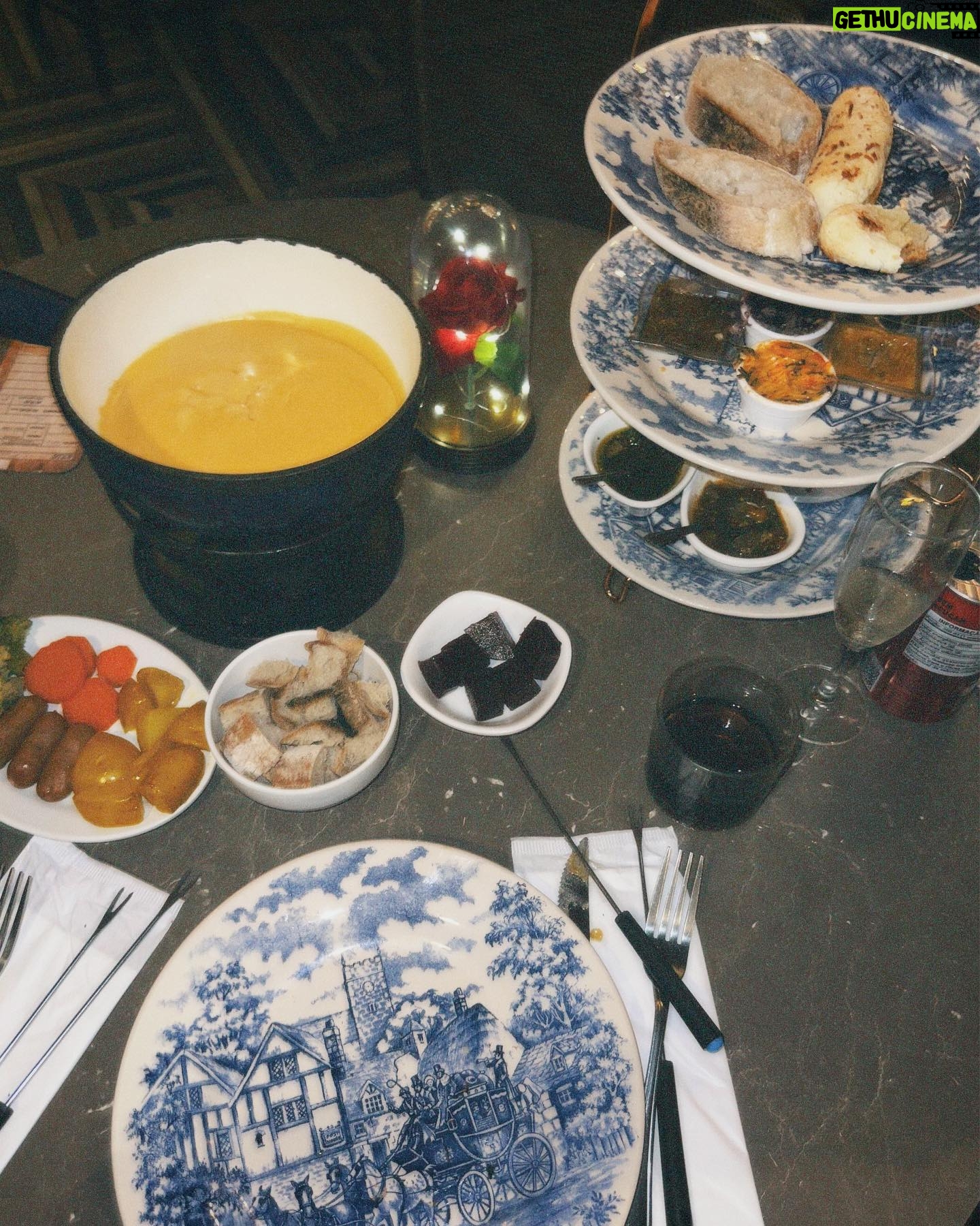 Victoria Macan Instagram - Fui conhecer o @hannoverfondue, o restaurante número 1 da minha comida favorita da vida: FONDUE 🤍 Por ser minha comida predileta, já provei em vários lugares, mas nenhum se compara ao Hannover! Simplesmente o fondue mais completo e gostoso que eu já comi.. ✨ Além da comida de altíssima qualidade, o Hannover oferece muito mais que um jantar, mas sim uma experiência. Tem até violinista que passa pelas mesas elevando ainda mais o seu jantar. O ambiente clássico, muito bem decorado faz você se sentir uma rainha na hora do seu banquete 👸🏻✨ Eles começam a sequência por uma entrada de pães de fermentação natural feitos na casa, com vários tipos de geleias e manteigas diferentonas, (destaque especial para a manteiga de caramelo salgado que tava surreal), depois vem o primeiro fondue da sequência, o de queijo com muuuuitos tipos de acompanhamento (até pão de queijo tem 😨), e então vamos para o principal, o fondue de carnes com os melhores molhos possíveis 😮💨 eeeeee pra fechar com chave de ouro: minha parte favoritaaaaaa, fondue doce ♥️ Provei o mais novo lançamento que é o fondue de Ferrero Rocher, que é de ouuuuuutro mundo, e também provei o de doce de leite e o de leite ninho que talvez tenha sido o meu favvvv ✨ Fui feliz demais nesse jantar viu? @hannoverfondue posso voltar já na semana que vem? 😂 PS. Ta rolando oferta dessa mesma sequência que comi, vou deixar o link nos storiesssss 👌🏼