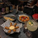 Victoria Macan Instagram - Já que 2024 começou, eu não poderia deixar de dar aquela passada em um dos meus restaurantes favvv aqui de São Paulo: @noharsteakhouse 🫶🏼 O ambiente é perfeito e muito amplo (são três andares 😨), o atendimento é nota mil… mas o que ganhou o meu coração é a carta de drinks autorais com Gin da própria casa 👉🏽 @nibbebidas! O cardápio é variadíssimo, as entradas roubam a cena demais, mas as carnes são o carro chefe da casa, então vai com fome pra poder provar um pouquinho de tudo 😂✨ Dessa vez comi tanto que nem deixei espaço pra sobremesa sabe o que isso significa @noharsteakhouse? Que logo eu tô de volta hein? Hahahah 🤍