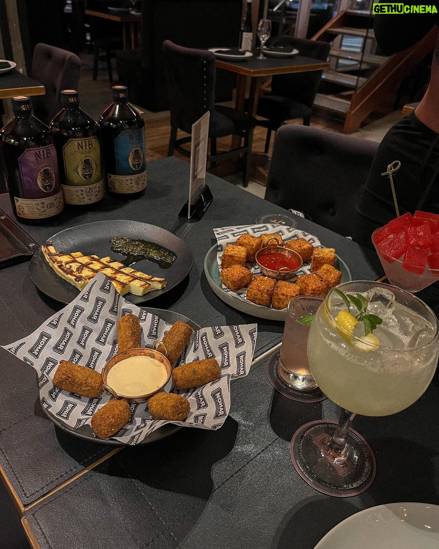 Victoria Macan Instagram - Já que 2024 começou, eu não poderia deixar de dar aquela passada em um dos meus restaurantes favvv aqui de São Paulo: @noharsteakhouse 🫶🏼 O ambiente é perfeito e muito amplo (são três andares 😨), o atendimento é nota mil… mas o que ganhou o meu coração é a carta de drinks autorais com Gin da própria casa 👉🏽 @nibbebidas! O cardápio é variadíssimo, as entradas roubam a cena demais, mas as carnes são o carro chefe da casa, então vai com fome pra poder provar um pouquinho de tudo 😂✨ Dessa vez comi tanto que nem deixei espaço pra sobremesa sabe o que isso significa @noharsteakhouse? Que logo eu tô de volta hein? Hahahah 🤍