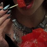 Victoria Macan Instagram - Já que 2024 começou, eu não poderia deixar de dar aquela passada em um dos meus restaurantes favvv aqui de São Paulo: @noharsteakhouse 🫶🏼 O ambiente é perfeito e muito amplo (são três andares 😨), o atendimento é nota mil… mas o que ganhou o meu coração é a carta de drinks autorais com Gin da própria casa 👉🏽 @nibbebidas! O cardápio é variadíssimo, as entradas roubam a cena demais, mas as carnes são o carro chefe da casa, então vai com fome pra poder provar um pouquinho de tudo 😂✨ Dessa vez comi tanto que nem deixei espaço pra sobremesa sabe o que isso significa @noharsteakhouse? Que logo eu tô de volta hein? Hahahah 🤍