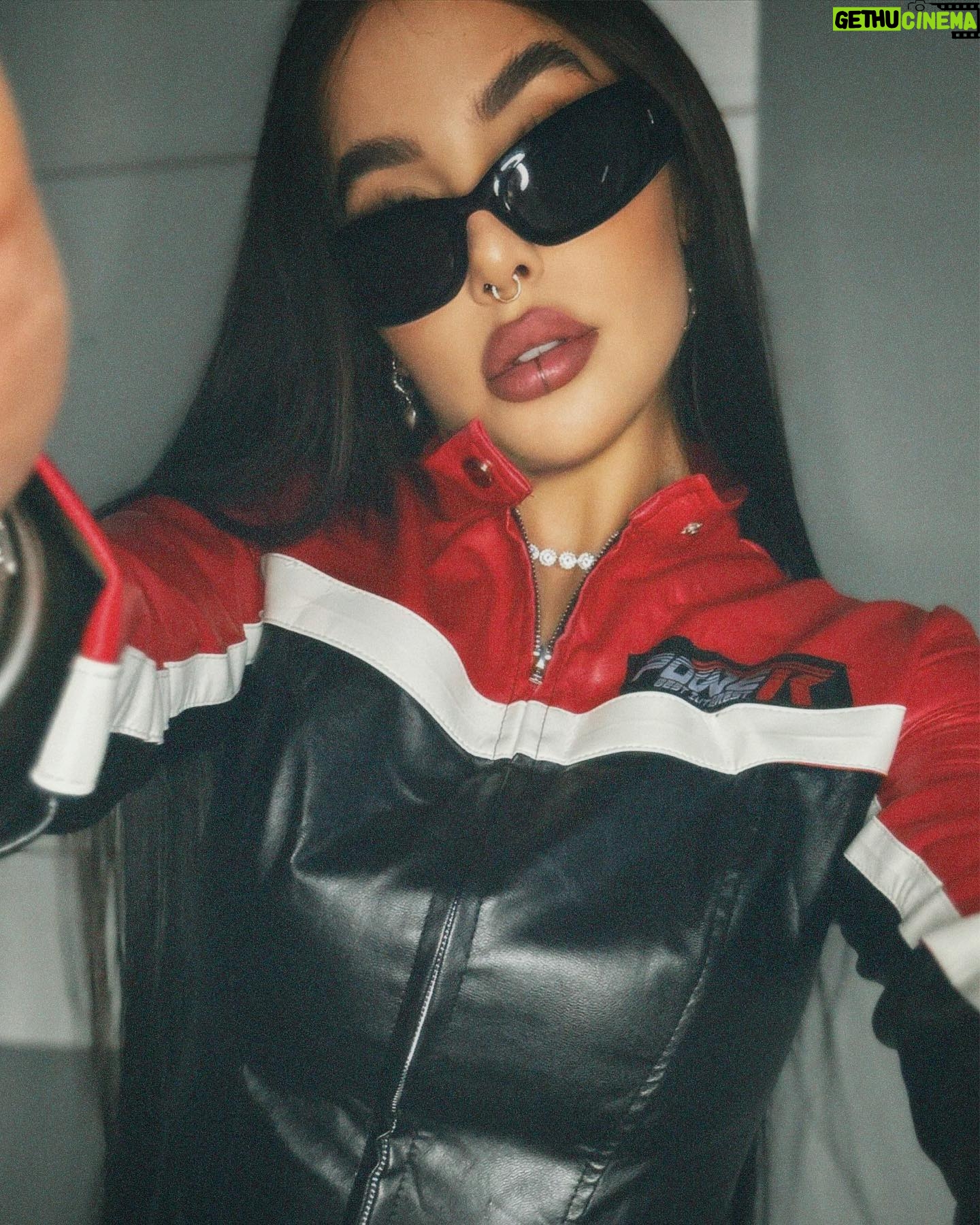 Victoria Macan Instagram - motomami baby ❤️🔥 @sheinbrasil @sheinofficial essa jaqueta foi mais um achado, tô apaixonada por ela 😮💨 pra quem quiser o id é: sw2209012831807488 ahh e se liga, a @sheinofficial tá com várias campanhas incríveis de final de ano… naqueeeeele precinho que a gente goxxxxta 🤪 Corre pro app pra conferir a campanha 12.12 Big Sale que vai até dia 12/12 ✨ #sheingirls #shein #sheinhaul #sheinpartner