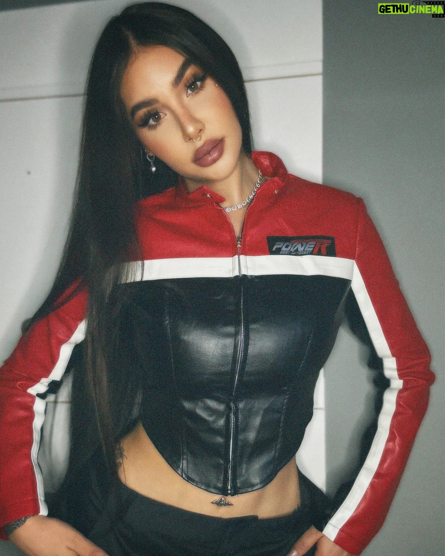 Victoria Macan Instagram - motomami baby ❤️🔥 @sheinbrasil @sheinofficial essa jaqueta foi mais um achado, tô apaixonada por ela 😮💨 pra quem quiser o id é: sw2209012831807488 ahh e se liga, a @sheinofficial tá com várias campanhas incríveis de final de ano… naqueeeeele precinho que a gente goxxxxta 🤪 Corre pro app pra conferir a campanha 12.12 Big Sale que vai até dia 12/12 ✨ #sheingirls #shein #sheinhaul #sheinpartner