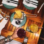 Victoria Macan Instagram - Dia de conhecer o @caraiva.bar 🤍✨ pelo meu sorriso já da pra ver que eu amei esse pedacinnn da Bahia em SP né? 🥹