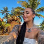 Victoria Macan Instagram - E os 27 finalmente chegaram. Como eu tinha medo dessa idade… pra quem não sabe um pouco da minha história, perdi meu pai pro suicid0 quando ele tinha 27 anos, e eu sempre pensei como seria chegar na idade em que ele decidiu partir... Ano passado, passei por uma das experiências mais traumatizante e olha que bizarro, ao mesmo tempo a mais transformadora da minha vida. Tive que lidar com o medo, com a vergonha, com a rejeição. Tive que bater no peito, e arranjar forças que eu nem sei de onde vieram. Desmoronei, cheguei no fundo do poço, e mais uma vez eu me reergui, eu me reinventei, eu me acolhi, me perdoei e me redescobri. Esses 27 anos pela terra eu muito acertei, muito errei, muito amei… mas acho que finalmente posso dizer que descobri a magia de amar estar viva, de aceitar a forma como as coisas acontecem, de entender que nada é por acaso, até mesmo quando erramos, nossos erros nos levam pro lugar certo. E sabe de uma coisa? Eu tenho muito orgulho da mulher que me tornei, e que me torno todos os dias. Tenho orgulho de onde vim, de tudo que já conquistei, de tudo que ainda vou conquistar. A vida segue me surpreendendo a cada dia, e na minha intensidade de viver encontrei a liberdade de ser, de ser quem eu quiser. Não quero viver só por viver, quero sentir tudo, quero experienciar o mundo. E hoje quero aproveitar pra agradecer por todas as pessoas que já passaram pela minha vida, ao longo desses 27 anos… porque cada uma (não Importa quanto tempo faça, ou quanto tempo tenham permanecido, nem mesmo a intensidade), mas sinto que levo um pedaço de todos que já passaram pela minha vida, comigo. Obrigada por todos que já vierem, que já foram e principalmente aos que estão do meu lado agora, sou muito grata por ter encontrado pessoas tão incríveis pelo caminho. Que loucura estarmos vivendo essa experiência juntos nesse planeta maluco. Só quero ser feliz, e que todos sejamosssss. Pai vou viver muito por nós dois, enquanto eu estiver viva, você vive também 💛🌼✨