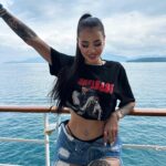 Victoria Macan Instagram - A @promoacaooficial me convidou pra viver dias mágicos no @naviodamixoficial 🤍🚢✨ E eu ainda não tenho palavras pra explicar o quão incrível é fazer parte de um cruzeiro assim, temático e com um line recheado de artistas tão especiais ✨ Viver essa experiência é algo que todos devem viver um dia… aguardem que ainda tenho muitos registros pra postar 💃🏻🪩 OBRIGADA MELHOR E MAIOR EMPRESA DE CRUZEIROS TEMÁTICOS DO MUUUUUNDO por proporcionar tudo isso! 🌎👆🏽🚢✨