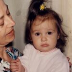 Victoria Macan Instagram - E os 27 finalmente chegaram. Como eu tinha medo dessa idade… pra quem não sabe um pouco da minha história, perdi meu pai pro suicid0 quando ele tinha 27 anos, e eu sempre pensei como seria chegar na idade em que ele decidiu partir... Ano passado, passei por uma das experiências mais traumatizante e olha que bizarro, ao mesmo tempo a mais transformadora da minha vida. Tive que lidar com o medo, com a vergonha, com a rejeição. Tive que bater no peito, e arranjar forças que eu nem sei de onde vieram. Desmoronei, cheguei no fundo do poço, e mais uma vez eu me reergui, eu me reinventei, eu me acolhi, me perdoei e me redescobri. Esses 27 anos pela terra eu muito acertei, muito errei, muito amei… mas acho que finalmente posso dizer que descobri a magia de amar estar viva, de aceitar a forma como as coisas acontecem, de entender que nada é por acaso, até mesmo quando erramos, nossos erros nos levam pro lugar certo. E sabe de uma coisa? Eu tenho muito orgulho da mulher que me tornei, e que me torno todos os dias. Tenho orgulho de onde vim, de tudo que já conquistei, de tudo que ainda vou conquistar. A vida segue me surpreendendo a cada dia, e na minha intensidade de viver encontrei a liberdade de ser, de ser quem eu quiser. Não quero viver só por viver, quero sentir tudo, quero experienciar o mundo. E hoje quero aproveitar pra agradecer por todas as pessoas que já passaram pela minha vida, ao longo desses 27 anos… porque cada uma (não Importa quanto tempo faça, ou quanto tempo tenham permanecido, nem mesmo a intensidade), mas sinto que levo um pedaço de todos que já passaram pela minha vida, comigo. Obrigada por todos que já vierem, que já foram e principalmente aos que estão do meu lado agora, sou muito grata por ter encontrado pessoas tão incríveis pelo caminho. Que loucura estarmos vivendo essa experiência juntos nesse planeta maluco. Só quero ser feliz, e que todos sejamosssss. Pai vou viver muito por nós dois, enquanto eu estiver viva, você vive também 💛🌼✨