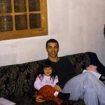 Victoria Macan Instagram - E os 27 finalmente chegaram. Como eu tinha medo dessa idade… pra quem não sabe um pouco da minha história, perdi meu pai pro suicid0 quando ele tinha 27 anos, e eu sempre pensei como seria chegar na idade em que ele decidiu partir... Ano passado, passei por uma das experiências mais traumatizante e olha que bizarro, ao mesmo tempo a mais transformadora da minha vida. Tive que lidar com o medo, com a vergonha, com a rejeição. Tive que bater no peito, e arranjar forças que eu nem sei de onde vieram. Desmoronei, cheguei no fundo do poço, e mais uma vez eu me reergui, eu me reinventei, eu me acolhi, me perdoei e me redescobri. Esses 27 anos pela terra eu muito acertei, muito errei, muito amei… mas acho que finalmente posso dizer que descobri a magia de amar estar viva, de aceitar a forma como as coisas acontecem, de entender que nada é por acaso, até mesmo quando erramos, nossos erros nos levam pro lugar certo. E sabe de uma coisa? Eu tenho muito orgulho da mulher que me tornei, e que me torno todos os dias. Tenho orgulho de onde vim, de tudo que já conquistei, de tudo que ainda vou conquistar. A vida segue me surpreendendo a cada dia, e na minha intensidade de viver encontrei a liberdade de ser, de ser quem eu quiser. Não quero viver só por viver, quero sentir tudo, quero experienciar o mundo. E hoje quero aproveitar pra agradecer por todas as pessoas que já passaram pela minha vida, ao longo desses 27 anos… porque cada uma (não Importa quanto tempo faça, ou quanto tempo tenham permanecido, nem mesmo a intensidade), mas sinto que levo um pedaço de todos que já passaram pela minha vida, comigo. Obrigada por todos que já vierem, que já foram e principalmente aos que estão do meu lado agora, sou muito grata por ter encontrado pessoas tão incríveis pelo caminho. Que loucura estarmos vivendo essa experiência juntos nesse planeta maluco. Só quero ser feliz, e que todos sejamosssss. Pai vou viver muito por nós dois, enquanto eu estiver viva, você vive também 💛🌼✨