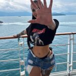 Victoria Macan Instagram - A @promoacaooficial me convidou pra viver dias mágicos no @naviodamixoficial 🤍🚢✨ E eu ainda não tenho palavras pra explicar o quão incrível é fazer parte de um cruzeiro assim, temático e com um line recheado de artistas tão especiais ✨ Viver essa experiência é algo que todos devem viver um dia… aguardem que ainda tenho muitos registros pra postar 💃🏻🪩 OBRIGADA MELHOR E MAIOR EMPRESA DE CRUZEIROS TEMÁTICOS DO MUUUUUNDO por proporcionar tudo isso! 🌎👆🏽🚢✨