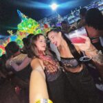 Victoria Macan Instagram - dumpzin improvisado de carnaval, registrei pouco pq vivi muito 😂 teve bloquinho em sp, bloquinho no rj, @amelarocfestival sp, @noartmusic rj, @camarotecamisa10 no sambódromo da Sapucaí, e assisti os desfiles no sambódromo Anhembi também… de tudo um pouco, tô muito felizzzzz de poder experienciar um cadinnn de cada coisa, inclusive foi a primeira vez que vi os desfiles pessoalmente e fiquei completamente encantada ✨ Obrigada a todos os envolvidos, especialmente a minha duplinha, a melhor de todas @juliaragasse 🫶🏼 foi iraaaaado 🤘🏼