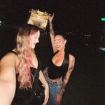 Victoria Macan Instagram - dumpzin improvisado de carnaval, registrei pouco pq vivi muito 😂 teve bloquinho em sp, bloquinho no rj, @amelarocfestival sp, @noartmusic rj, @camarotecamisa10 no sambódromo da Sapucaí, e assisti os desfiles no sambódromo Anhembi também… de tudo um pouco, tô muito felizzzzz de poder experienciar um cadinnn de cada coisa, inclusive foi a primeira vez que vi os desfiles pessoalmente e fiquei completamente encantada ✨ Obrigada a todos os envolvidos, especialmente a minha duplinha, a melhor de todas @juliaragasse 🫶🏼 foi iraaaaado 🤘🏼