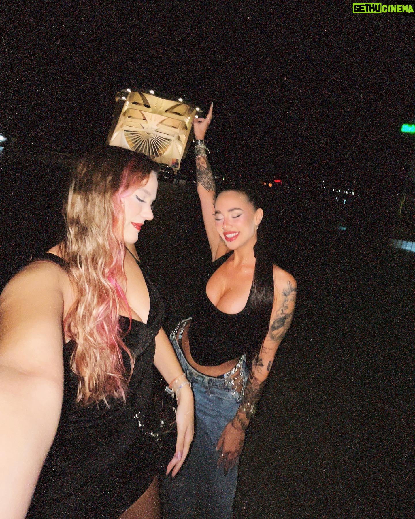 Victoria Macan Instagram - dumpzin improvisado de carnaval, registrei pouco pq vivi muito 😂 teve bloquinho em sp, bloquinho no rj, @amelarocfestival sp, @noartmusic rj, @camarotecamisa10 no sambódromo da Sapucaí, e assisti os desfiles no sambódromo Anhembi também… de tudo um pouco, tô muito felizzzzz de poder experienciar um cadinnn de cada coisa, inclusive foi a primeira vez que vi os desfiles pessoalmente e fiquei completamente encantada ✨ Obrigada a todos os envolvidos, especialmente a minha duplinha, a melhor de todas @juliaragasse 🫶🏼 foi iraaaaado 🤘🏼