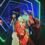Victoria Macan Instagram - dumpzin improvisado de carnaval, registrei pouco pq vivi muito 😂 teve bloquinho em sp, bloquinho no rj, @amelarocfestival sp, @noartmusic rj, @camarotecamisa10 no sambódromo da Sapucaí, e assisti os desfiles no sambódromo Anhembi também… de tudo um pouco, tô muito felizzzzz de poder experienciar um cadinnn de cada coisa, inclusive foi a primeira vez que vi os desfiles pessoalmente e fiquei completamente encantada ✨ Obrigada a todos os envolvidos, especialmente a minha duplinha, a melhor de todas @juliaragasse 🫶🏼 foi iraaaaado 🤘🏼