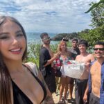 Victoria Macan Instagram - Dumpzin com pessoas incríveis e especiais, de dias muito felizes no rj... aqueles que a gente torce pra nunca acabar 🤍 Que sorte a minha 🤞🏼🍀✨