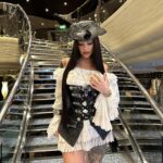 Victoria Macan Instagram - Pirata na áreaaaaa 🏴‍☠️ Festa fantasia no @naviodamixoficial by @promoacaooficial ✨ E eu não podia ter escolhido uma fantasia melhor pra curtir essa noite! Obrigada @breshowfantasias pela fantasia mais linda que já vi na VIDA! Eu queria ela no meu guarda roupa REAL 😂🤍 A @breshowfantasias tem um acervo GIGANTE com as melhores fantasias… já estou ansiosa pra ir lá escolher minha próxima 🤪✨ O que vocês acharam??? 🥹