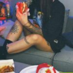 Victoria Macan Instagram - Todo dia é dia de @blez_br 💚🍔 Dessa vez decidi provar o BlezEgg e se tornou o meu favvv 🤤 já a @juliaragasse foi de BlezBacon 😮‍💨 e pra acompanhar as BC Fries que são meu vícioooo 🍟 eu amo demaissssss 🥰 CUPOM: 🍀 Consegui um cupom pra vocês: BLEZVIC 👉🏽 Nas comprar acima de R$50 você ganha um Blez Chicken 😍