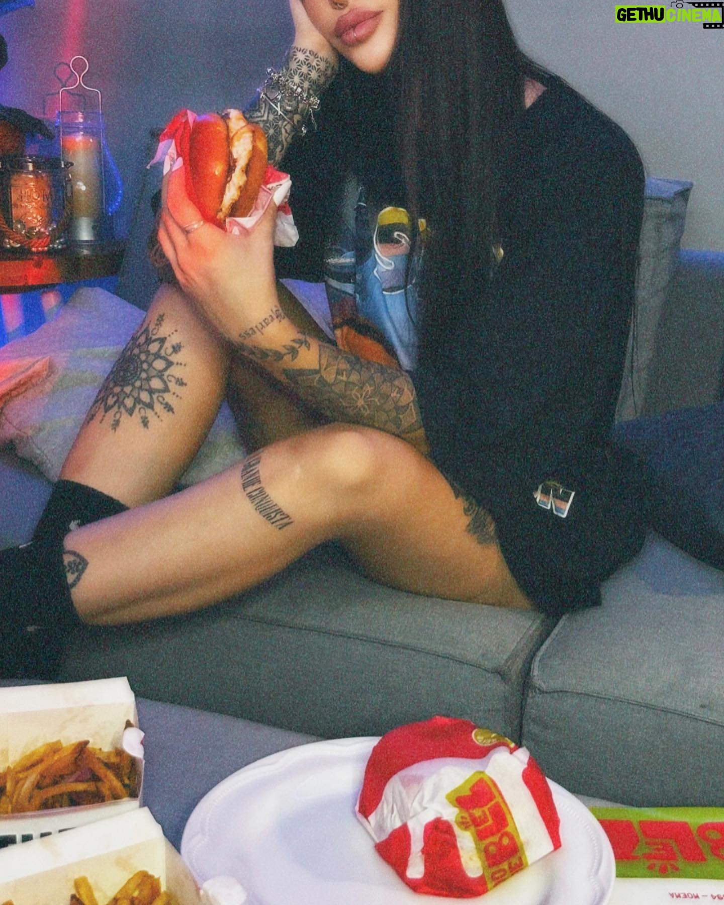 Victoria Macan Instagram - Todo dia é dia de @blez_br 💚🍔 Dessa vez decidi provar o BlezEgg e se tornou o meu favvv 🤤 já a @juliaragasse foi de BlezBacon 😮💨 e pra acompanhar as BC Fries que são meu vícioooo 🍟 eu amo demaissssss 🥰 CUPOM: 🍀 Consegui um cupom pra vocês: BLEZVIC 👉🏽 Nas comprar acima de R$50 você ganha um Blez Chicken 😍