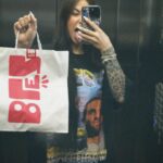 Victoria Macan Instagram - Todo dia é dia de @blez_br 💚🍔 Dessa vez decidi provar o BlezEgg e se tornou o meu favvv 🤤 já a @juliaragasse foi de BlezBacon 😮‍💨 e pra acompanhar as BC Fries que são meu vícioooo 🍟 eu amo demaissssss 🥰 CUPOM: 🍀 Consegui um cupom pra vocês: BLEZVIC 👉🏽 Nas comprar acima de R$50 você ganha um Blez Chicken 😍