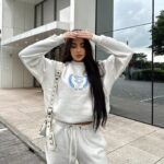 Victoria Macan Instagram - Difícil demais escolher uma foto só… porque todas ficam perfeitas com meu conjuntinho estiloso e confortável da @risclothing 🤍 A @risclothing é uma marca de confecção própria e super autêntica, trazendo muitas opções estilosas e naquele vibe aesthetic que a gente ama hahhaah ✨ O que acharam? Consegui um cupom de desconto pra vocês: VIC10 APROVEITEM 🥹🥹🥹 @midcreators