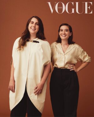 Victoria Martín Instagram - Os juro que esta vez no es un montaje. Nos han hecho estas fotos en @voguespain porque les hemos hecho el lío. 
Miradme bien y no se os olvide esta imagen, porque es posible que no volváis a verme con una camisa planchada nunca más. Qué guay compartir esto con @percebesygrelos. Nos lo pasamos muy bien creyéndonos modelos, por un segundo conseguimos el que es nuestro sueño: VIVIR DE NUESTRO FISICO.