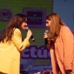 Victoria Martín Instagram - Registro este carrusel para que no se me olvide NADA y cuando sea vieja poder contarle a los jubilados y jubiladas, borracha como un piojo, lo que hemos vivido @percebesygrelos y yo con el live de @estirandoelchicle. JODER ES QUE ESTÁ SIENDO LA HOSTIA y ahora que sabemos que quedan pocos bolos lo vivimos aún más. Ha merecido la pena todo. 💜