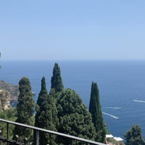 Victoria Martín Instagram - Nos hemos venido a Sicilia, una isla preciosa con mil cosas que ver, a realizar lo que podría hacer en cualquier otro sitio: CHUZARME. En la primera foto estoy en una especie de cata, porque hacemos planes de ancianos (los mejores), se supone que había únicamente que probar las 180 copas que te ponían, yo me las bebí porque el señor no lo explicó bien. En la segunda somos nosotros en una foto de amor verdadero: Babi y Hache en viejos. Las demás ya no me acuerdo. Por cierto, los pantalones esos se los copié a @lara_rlz porque no tengo personalidad en la moda y ella sí. PD: Sicilia es de las cosas más bonitas que he visto y, si investigas bien, cero cara. Eso sí, tienes que investigar porque si vas al turisteo te pegan unos palos que te dejan fina por pardilla. Besos y abrazos.