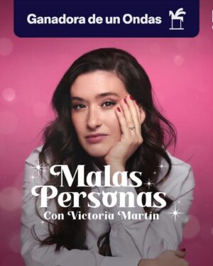 Victoria Martín Instagram - Malas Personas acaba de ganar un Ondas a mejor vídeo podcast y así estábamos en @livingprodu , casi nos cagamos vivos. Un proyecto hecho con gente que es la mejor y con la que currar es un sueño. Gracias @podimo_es y @podiumstudios por confiar en este proyecto y poner monedas. 💜💜💜💜

 Toda la peñita que somos en malas (los mejores) 

Produccion: @nachoppardo @fotolatria @dianadelu 
Guion: @guille_magan @lulagomezfem 
Realización y postpo: @_mx.visuals_ @sergiowoodprint 
Padre Carmen: @carmenromp 
Vestu: @perle.rebecca 
Maquillaje: @almudenagarbel 
Redes sociales: @susisga 
Fotos promocionales: @carlosvillarejo
En colaboración con: @agenciadegenyas 
En T1: @beapolom @marisa_perez_76 @yunezchaib 

Y también todas las personas que han pasado por el podcast a contar cuando fueron más gusanas.