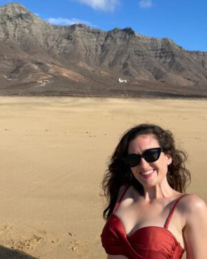 Victoria Martín Instagram - Fuerteventura es muy bonito. Lo que más me ha gustado es hacer de T en el aeropuerto para que ponga FUET. En la foto 2 estoy enfadada y llena de polvo porque a @nachoppardo se le ocurrió que era una gran idea montar en boggie. No lo era. Lo odié. Pero a los alemanes y nacho les encantó. En la foto 9 estoy posando delante de la casa de los winter que es espeluznante todo lo que cuentan de ella (miradlo). Da bastante miedo. Sinceramente, ojalá no volviera a trabajar jamás. No tengo interés ninguno. Besos y abrazos.