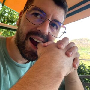 Victoria Martín Instagram - Nos hemos venido a Sicilia, una isla preciosa con mil cosas que ver, a realizar lo que podría hacer en cualquier otro sitio: CHUZARME. En la primera foto estoy en una especie de cata, porque hacemos planes de ancianos (los mejores), se supone que había únicamente que probar las 180 copas que te ponían, yo me las bebí porque el señor no lo explicó bien. En la segunda somos nosotros en una foto de amor verdadero: Babi y Hache en viejos. Las demás ya no me acuerdo. Por cierto, los pantalones esos se los copié a @lara_rlz porque no tengo personalidad en la moda y ella sí. PD: Sicilia es de las cosas más bonitas que he visto y, si investigas bien, cero cara. Eso sí, tienes que investigar porque si vas al turisteo te pegan unos palos que te dejan fina por pardilla. Besos y abrazos.