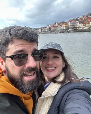 Victoria Martín Instagram - Cuatro cosas que me ayudan a no arrojarme a la carretera de valencia: 
1. Diez años hoy con este mi troncho. @nachoppardo 
2. Con a. La mejor. 
3. Con @dianadelu superando la depresión en el san san. 
4. Mi gato