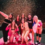 Victoria Martín Instagram - Lo que vivimos el viernes fue tan fuerte que llevo dos días mirando al techo. Los nervios, la preparación de todo el equipo para llegar a este día. ERAN MUCHAS COSAS. El trabajo ha sido duro y aún así repetiría este proyecto una y mil veces. Con las cosas buenas y con las malas. Con todo. Y, sobre todo, con las mismas personas. Repetiría este proyecto desde cero: desde el comienzo con micros de tres euros en nuestras casas, desde que hicimos la primera sección con @lalachus3 y la hermana mitad cabra, hasta llegar a @henarconh_ y su parto y cuando entró @pattmirror siendo una cómica increíble. Volvería a todo eso. Lo que hemos hecho en el chicle ha sido fruto del trabajo más heavy y más gratificante de mi vida. Como con todos los curros, da igual a lo que te dediques, hemos dejado muchas cosas por el camino y renunciado a otras tantas (como una vida personal jajaa), y no me arrepiento de nada (menos de mi salud mental, esa la quiero de vuelta). @percebesygrelos @susisga @nachoppardo seguimos. ❤️✨ foto: @leolopezfoto