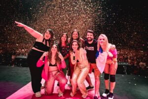 Victoria Martín Instagram - Lo que vivimos el viernes fue tan fuerte que llevo dos días mirando al techo. Los nervios, la preparación de todo el equipo para llegar a este día. ERAN MUCHAS COSAS. El trabajo ha sido duro y aún así repetiría este proyecto una y mil veces. Con las cosas buenas y con las malas. Con todo. Y, sobre todo, con las mismas personas. Repetiría este proyecto desde cero: desde el comienzo con micros de tres euros en nuestras casas, desde que hicimos la primera sección con @lalachus3  y la hermana mitad cabra, hasta llegar a @henarconh_ y su parto y cuando entró @pattmirror siendo una cómica increíble. Volvería a todo eso.  Lo que hemos hecho en el chicle ha sido fruto del trabajo más heavy y más gratificante de mi vida. Como con todos los curros, da igual a lo que te dediques, hemos dejado muchas cosas por el camino y renunciado a otras tantas (como una vida personal jajaa), y no me arrepiento de nada (menos de mi salud mental, esa la quiero de vuelta). @percebesygrelos  @susisga @nachoppardo seguimos. ❤️✨ foto: @leolopezfoto