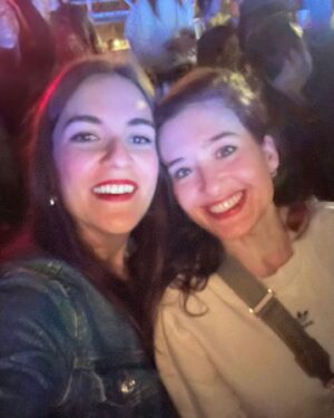 Victoria Martín Instagram - Cuatro cosas que me ayudan a no arrojarme a la carretera de valencia: 
1. Diez años hoy con este mi troncho. @nachoppardo 
2. Con a. La mejor. 
3. Con @dianadelu superando la depresión en el san san. 
4. Mi gato