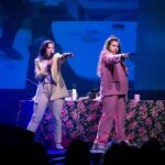 Victoria Martín Instagram - Ayer actuamos en Barcelona y fue increíble. Muchísimas gracias a todas y todos los que vinisteis a escucharnos rajar, bailar y cantar (somos un espectáculo de variedades de los 90, pero sin Jose Luis Moreno como productor). Nos los pasamos genial, nos sudó la pepitilla lo más grande y esos pantalones salieron en modo magdalena, hay que ducharse, gente. Os aNo. 📸 @susisga Gracias @charliiepee por venir a contar tus intimidades.te queremos y admiramos. 💜